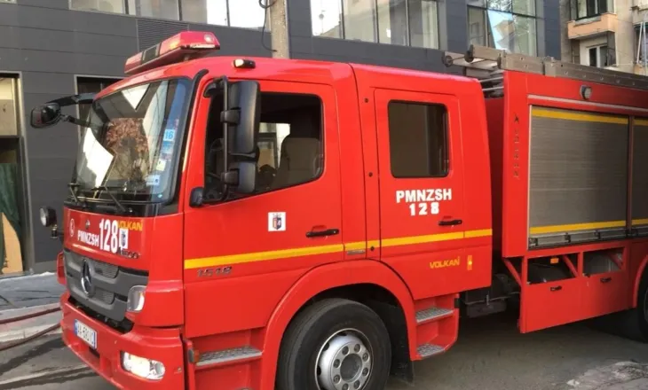 Përfshihet nga flakët dyqani te “Vasil Shanto”! Dyshohet se u hodh lëndë djegëse, digjen edhe dy makina