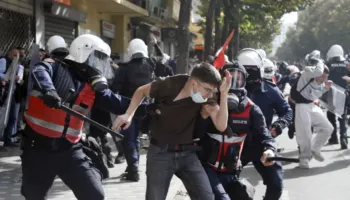 “Përgjegjësia është individuale”! Kryeministria distancohet nga ndërhyrjet policore gjatë protestave