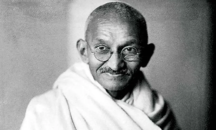 Përgjigja e Mahatma Gandit për profesorin “inatxhi”: Çdo njeri zgjedhë atë që nuk ka…