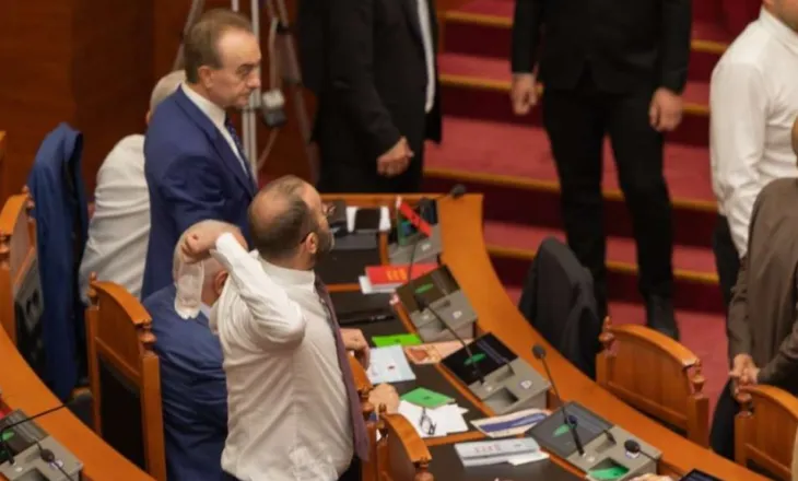 Përjashtohen me 60 ditë nga Kuvendi deputetët Gazment Bardhi dhe Klevis Balliu