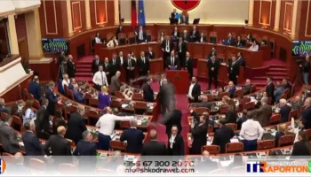 Përjashtohen me nga 60 ditë Gazment Bardhi dhe Klevis Balliu, hodhën shishe me ujë dhe vezë në Kuvend