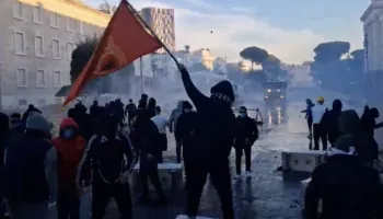 Përleshje të dhunshme tek kryeministria mes studentëve dhe policisë