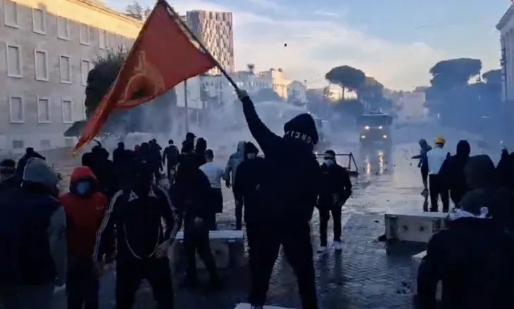 Përleshje të dhunshme tek kryeministria mes studentëve dhe policisë
