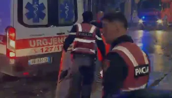Përleshje të forta mes policisë dhe protestuesve, 10 efektivë dhe 2 protestues dërgohen në spital