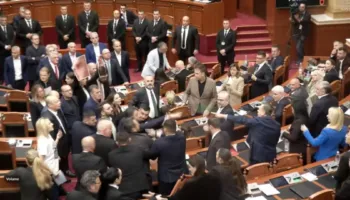 Përleshjet në Kuvend, “Etika” shqyrton kërkesën e PS për përjashtimin e 20 deputetëve të PD