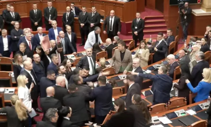 Përleshjet në Kuvend, “Etika” shqyrton kërkesën e PS për përjashtimin e 20 deputetëve të PD