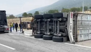 Përmbyset kamioni në aksin Kardhiq-Delvinë, policia në vendngjarje