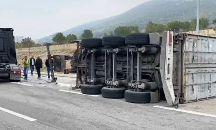 Përmbyset kamioni në aksin Kardhiq-Delvinë, policia në vendngjarje
