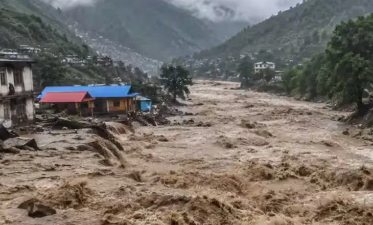 Përmbytje sërish në Nepal, dhjetëra shtëpi rrëmbehen nga ujërat, 5 persona të zhdukur