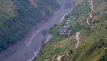 Përmbytjet shkatërruese në Nepal, dhjetëra shtëpi e ura të shkatërruara, 5 persona të zhdukur