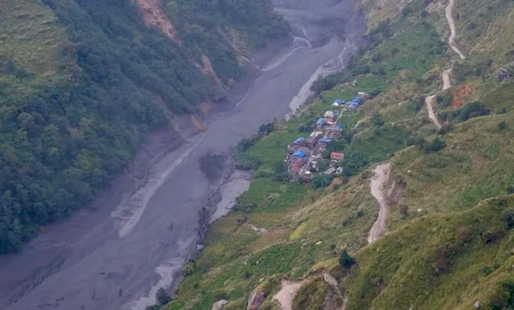 Përmbytjet shkatërruese në Nepal, dhjetëra shtëpi e ura të shkatërruara, 5 persona të zhdukur