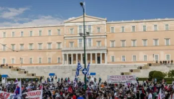 Përmirësimi i cilësisë së Arsimit, mësuesit dhe studentët në Greqi dalin në protestë!