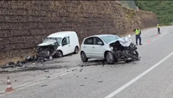 Përplasen dy automjete në aksin Levan-Tepelenë, plagosen dy drejtuesit