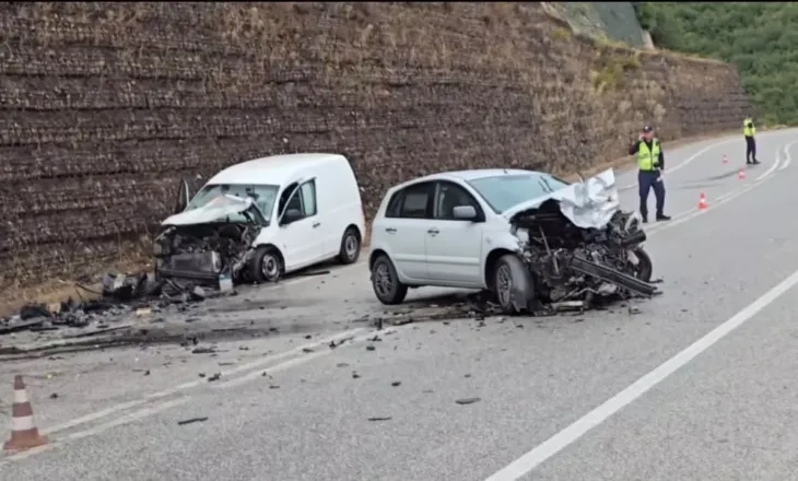 Përplasen dy automjete në aksin Levan-Tepelenë, plagosen dy drejtuesit