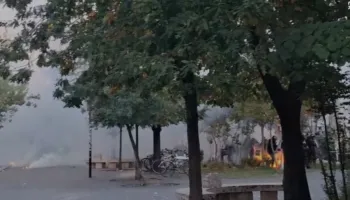 Përplasja e dhunshme/ Policia i hedh gaz lotsjellës pa masë protestuesit përgjigjen me molotov