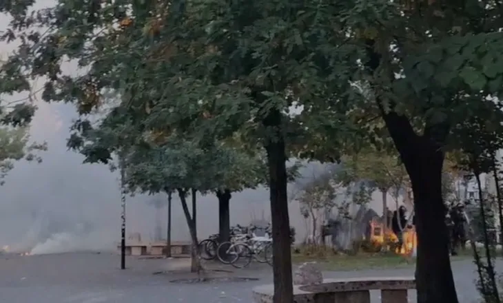 Përplasja e dhunshme/ Policia i hedh gaz lotsjellës pa masë protestuesit përgjigjen me molotov