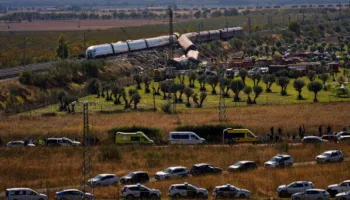 Përplasja e trenave në Spanjë, ekipet e shpëtimit vijojnë kërkimet për të mbijetuarit poshtë vagonëve