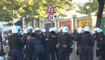 Përplasja fizike me protestuesit, pezullohen dy efektivë policie! Policia e Shtetit: S’do të tolerojmë asnjë rast dhune!