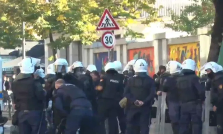 Përplasja fizike me protestuesit, pezullohen dy efektivë policie! Policia e Shtetit: S’do të tolerojmë asnjë rast dhune!