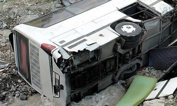 Përplasje e fortë mes autobusit dhe kamionit në Egjipt, 12 të vdekur dhe 30 të plagosur