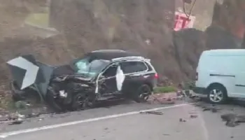 Përplasje e fortë mes tre makinave në aksin Gjirokastër-Tepelenë, pesë persona përfundojnë në spital