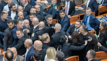 Përplasje fizike dhe sharje banale në Kuvend-Etika mblidhet online, vendos sot për përjashtimin e 20 deputetëve të PD-së