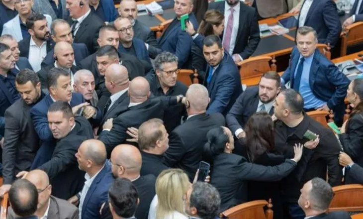 Përplasje fizike dhe sharje banale në Kuvend-Etika mblidhet online, vendos sot për përjashtimin e 20 deputetëve të PD-së
