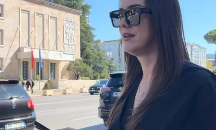 Përplasje jashtë Kuvendit, aktivistja ndalon dhe filmon deputeten Zaka: Sqarohu për postimet ndaj meje