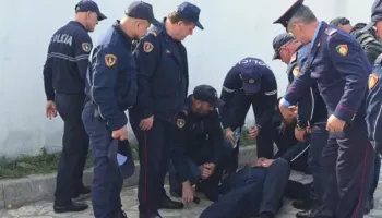 Përplasje mes policisë dhe protestuesve para Komisariatit në Shkodër, plagoset shefi i forcave të rendit