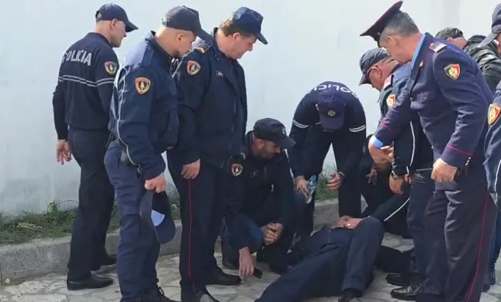 Përplasje mes policisë dhe protestuesve para Komisariatit në Shkodër, plagoset shefi i forcave të rendit