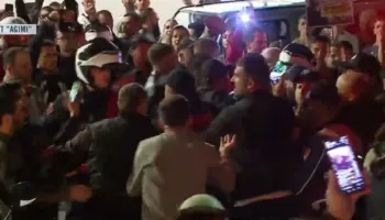 Përplasje mes protestuesve dhe policisë, efektivët bllokojnë marshimin drejt Drejtorisë së Policisë (VIDEO)