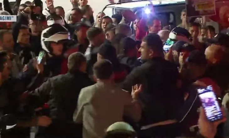 Përplasje mes protestuesve dhe policisë, efektivët bllokojnë marshimin drejt Drejtorisë së Policisë (VIDEO)