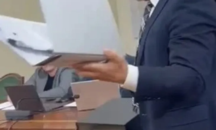 Përplasje në Komisionin e Ligjeve, Mziu i nxjerr dosjet përpara Ulsi Manjës