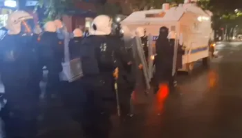 Përplasje në Myslym Shyri/ Protestuesit sulmojnë me molotovë autobotin e ujit, fshihen në rrugica për t’i shpëtuar policisë