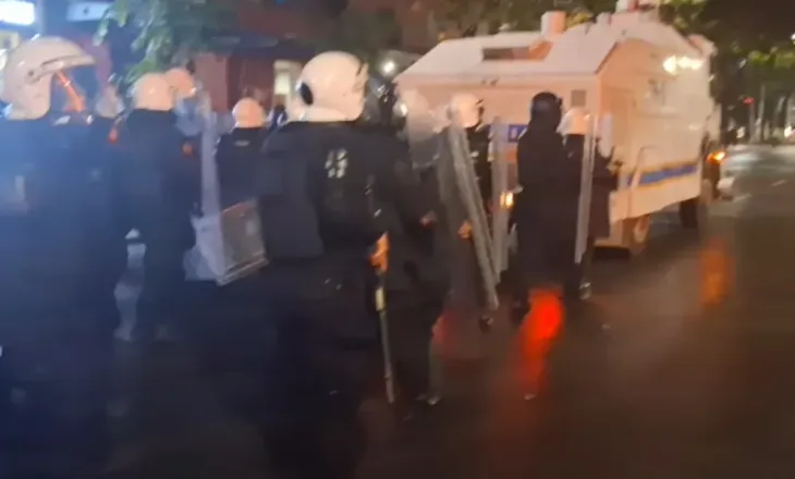 Përplasje në Myslym Shyri/ Protestuesit sulmojnë me molotovë autobotin e ujit, fshihen në rrugica për t’i shpëtuar policisë