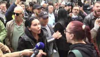Përplasje në protestë/ Të rinjtë kërkojnë largimin e deputetëve të PD: Protesta është e popullit, jo e partive