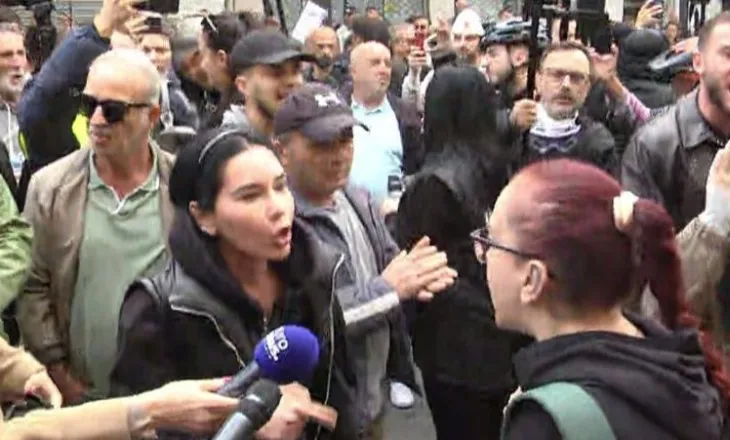 Përplasje në protestë/ Të rinjtë kërkojnë largimin e deputetëve të PD: Protesta është e popullit, jo e partive