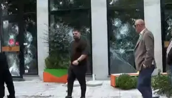 Përplasje në Rrugën e Durrësit, protestuesit thyejnë xhamat e dy bizneseve