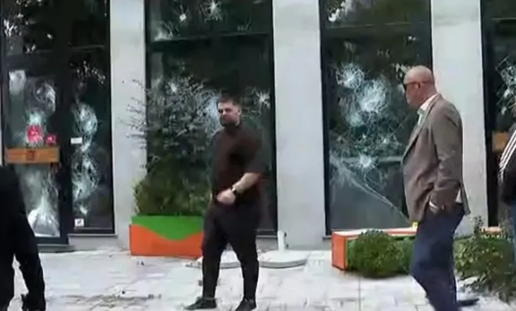 Përplasje në Rrugën e Durrësit, protestuesit thyejnë xhamat e dy bizneseve