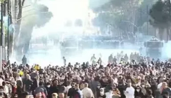 Përplasje para Kryeministrisë, hidhet gaz lotsjellës dhe ujë me presion, protestuesit rezistojnë