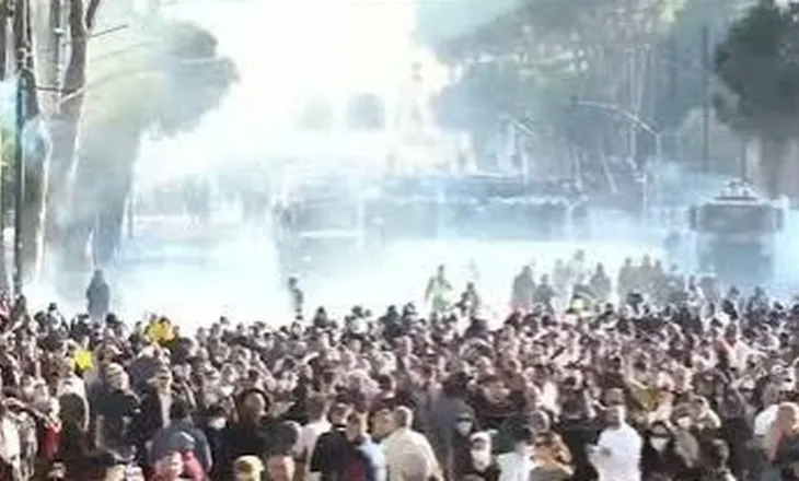 Përplasje para Kryeministrisë, hidhet gaz lotsjellës dhe ujë me presion, protestuesit rezistojnë