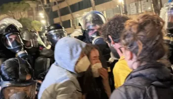 Përplasje para Kryeministrisë, policia përdor spraj me piper dhe gaz lotsjellës