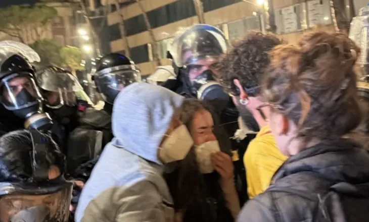 Përplasje para Kryeministrisë, policia përdor spraj me piper dhe gaz lotsjellës