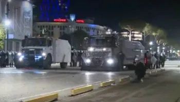 Përplasje pranë Kryeministrisë, policia përdor autobot dhe spraj me piper ndaj protestuesve