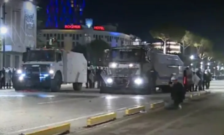 Përplasje pranë Kryeministrisë, policia përdor autobot dhe spraj me piper ndaj protestuesve
