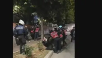 Përplasje te ’21 Dhjetori’, policia përdor shkopinjtë e gomës ndaj protestuesve