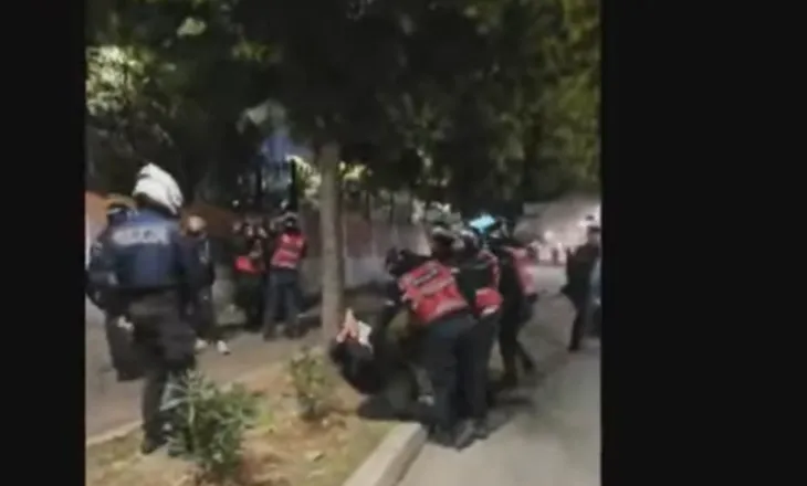 Përplasje te ’21 Dhjetori’, policia përdor shkopinjtë e gomës ndaj protestuesve