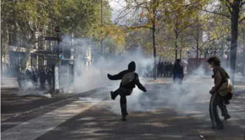 Përplasje të dhunshme me policinë në Paris, përdoret gaz lotsjellës dhe digjen makina