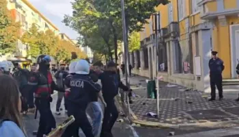 Përplasje të forta te Ministria e Arsimit, shoqërohen të paktën 10 protestues