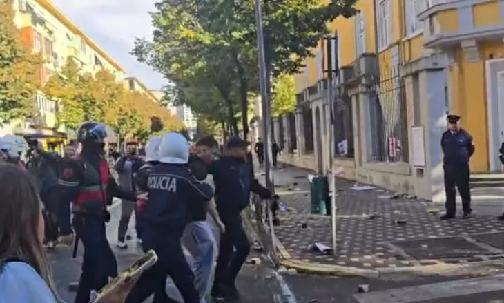 Përplasje të forta te Ministria e Arsimit, shoqërohen të paktën 10 protestues